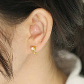 أقراط دائرية بسيطة من الفضة الإسترلينية عيار 925 مرصعة باللؤلؤ الصدفي