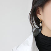 أقراط دائرية أنيقة من الفضة الإسترلينية عيار 925 مرصعة باللؤلؤ غير المنتظم على شكل دائرة ملتوية