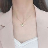 قلادة من الفضة الإسترلينية عيار 925 بتصميم نحل العسل من حجر القمر الطبيعي